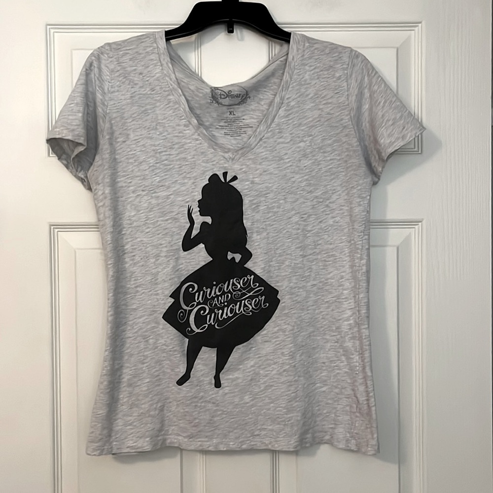 JUNIORS ALICE IN WONDERLAND V NECK TEE : SIZE XL